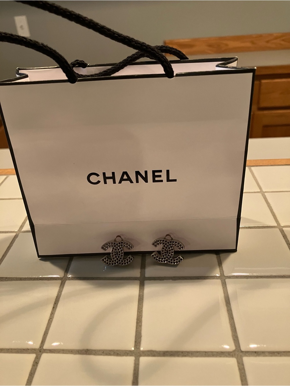 CHANEL AUTHENTIC CLIP ON EARRINGS IN BEAUTIFUL CONDITION! - Picture 8 of 9